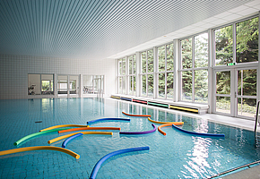 Blick auf das Schwimmbecken im Hallenbad der Rehaklinik Heidelberg-Königstuhl.