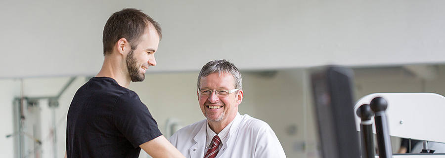 Der Chefarzt der Rehaklinik Heidelberg-Königstuhl im Gespräch mit einem Patienten.